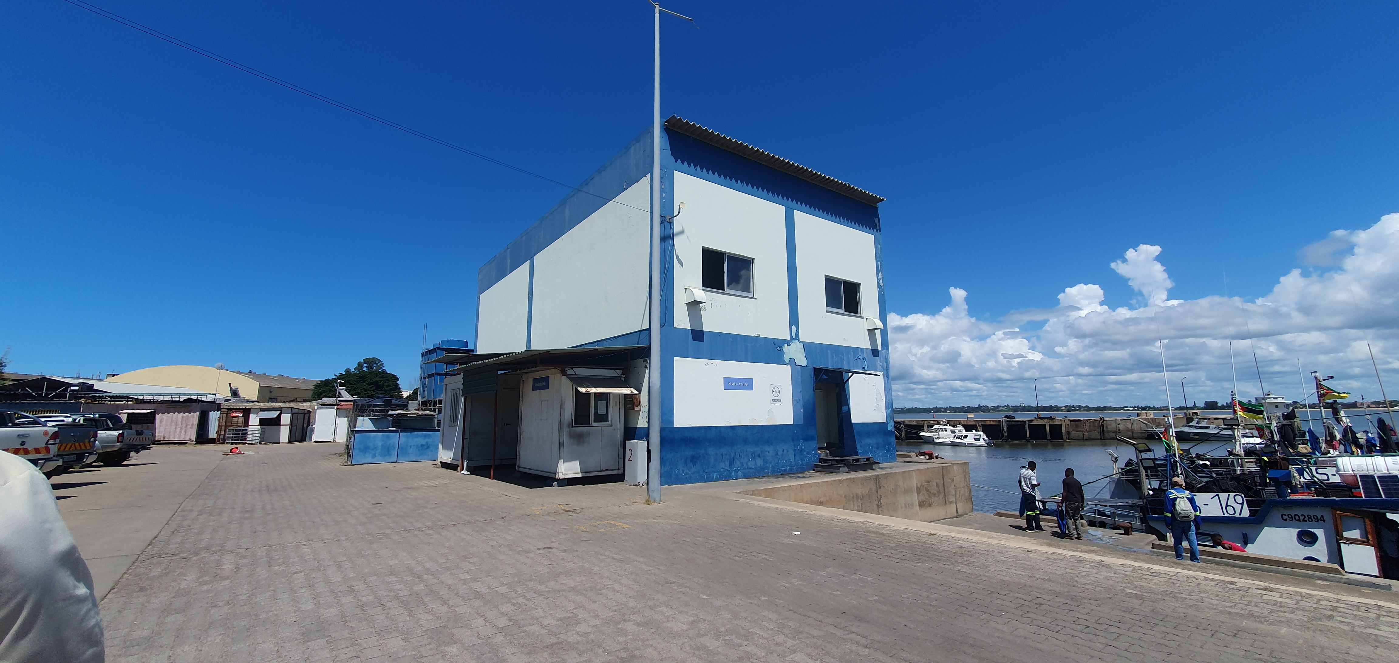 A house for an ice plant and ice storage at Porto de Pesca. Photo: Christoph Muller. 