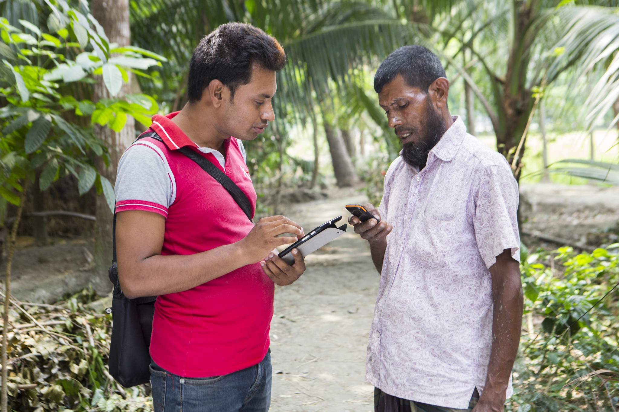Fish farmers exchange information in Bangladesh. Photo by Foto Agencies.