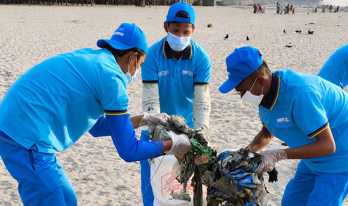 Blue Guards collect rubbish from the beach in Kutubdia, Cox’s Bazar, supporting local efforts to reduce pollution and protect marine biodiversity. Photo: WorldFish.