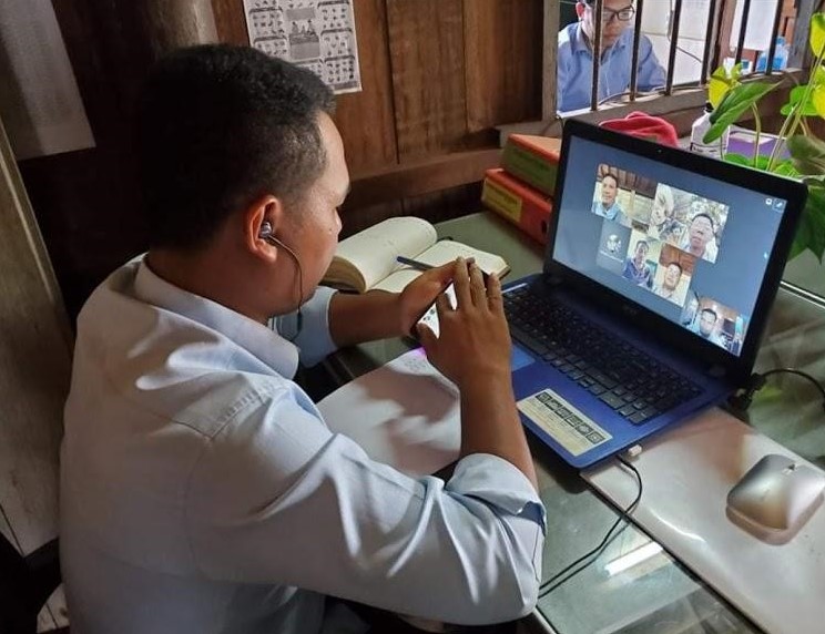 Local WorldFish partner staff conducting online monitoring and training of water kiosks