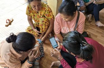 Women farmers use smartphones to access climate information during training in Kampong Thom. Photo: Yin Yin Phyu/Greenovator