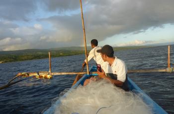 Ililai and Binagua fishermen inspecting the Ililai FAD. Photo by Agustinha Duarte.