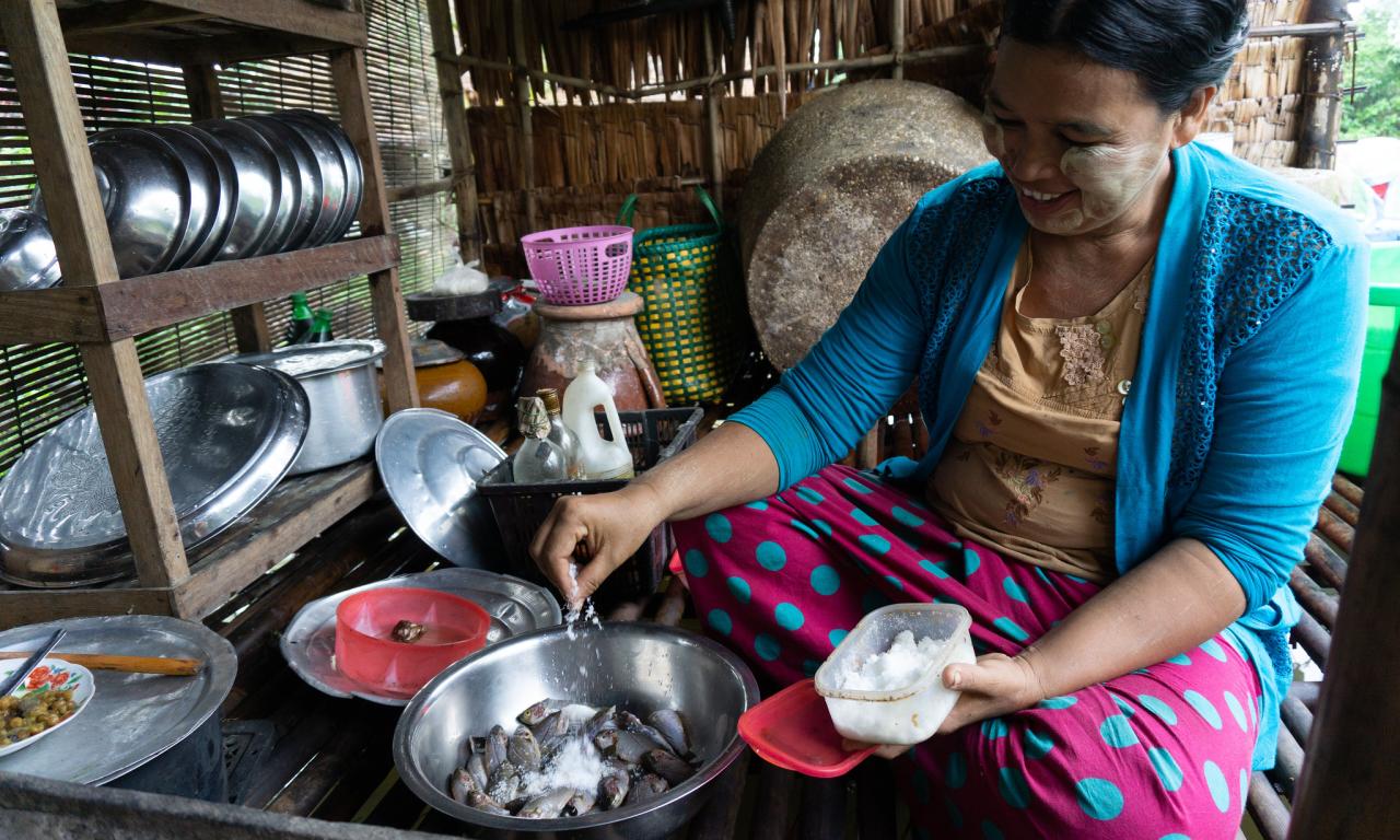 Daw Cho Mar preparing fish for breakfast, Myanmar. Photo:Majken Schmidt Søgaard/WorldFish. 