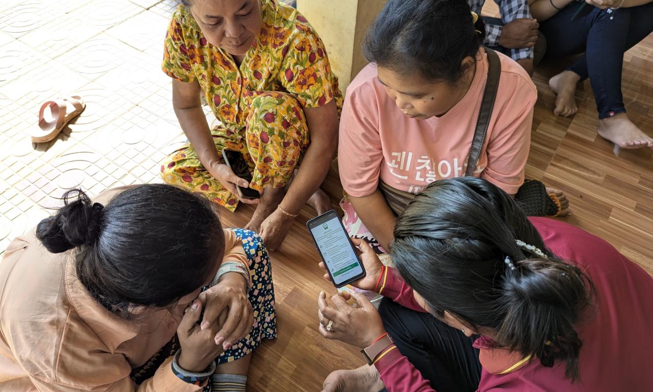 Women farmers use smartphones to access climate information during training in Kampong Thom. Photo: Yin Yin Phyu/Greenovator